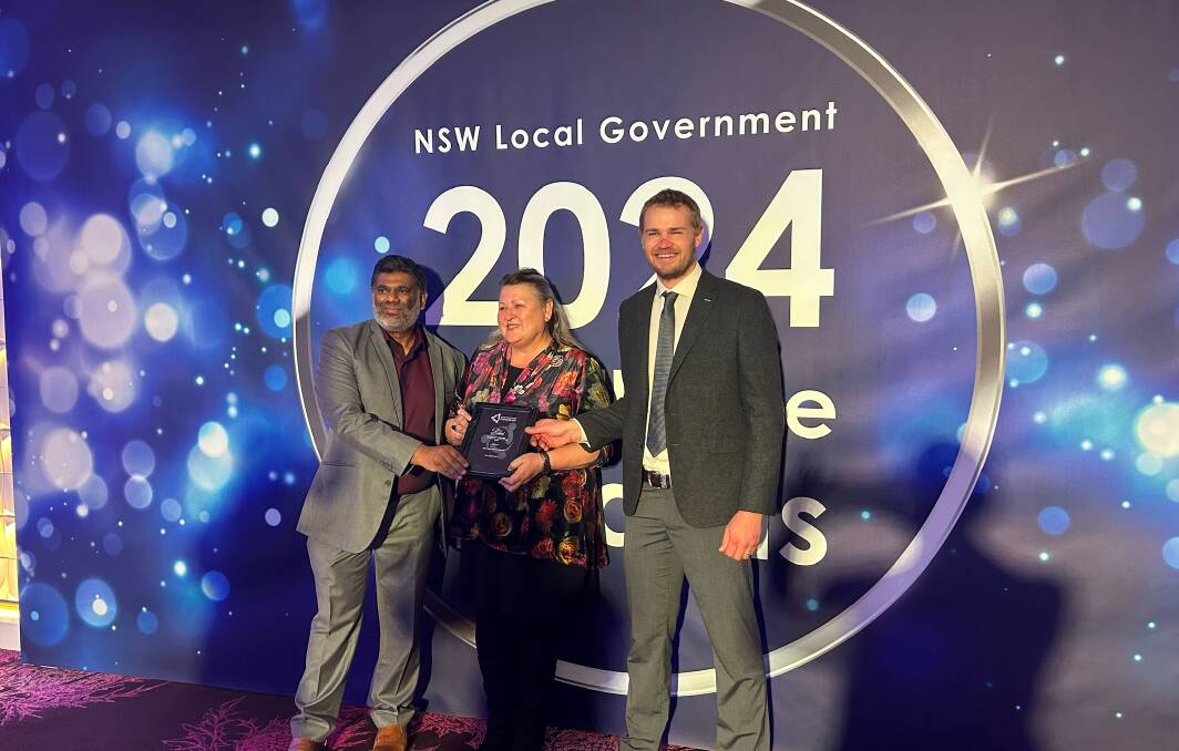 Shageer Mohammed, Rhonda Bombell, Anthony Kamphorst accept the Rural Management Challenge award as members of the winning 'Highlanders' team. Pictures supplied. 