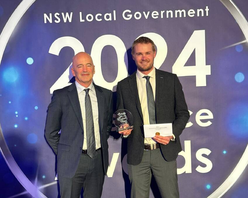 Glen Innes Severn GM Bernard Smith and Manager of Infrastructure Delivery Anthony Kamphorst accepting the Asset and Infrastructure award. 