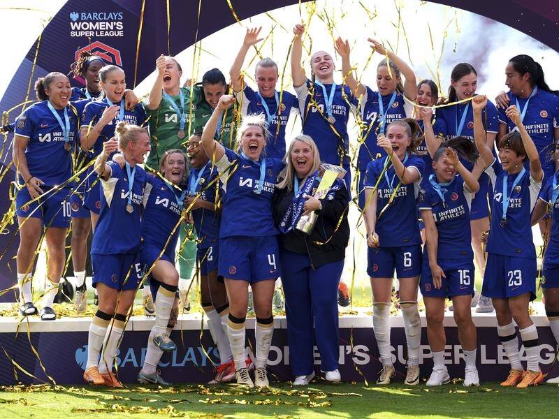 Chelsea celebrate winning a fifth straight Women's Super League crown after a 6-0 win at Man Utd. (AP PHOTO)